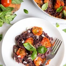 Black spaghetti with roasted tomatoes